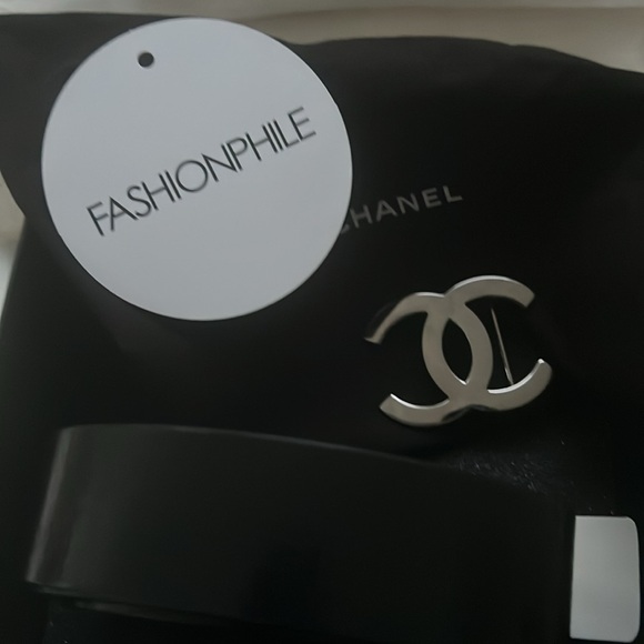 Chanel White/ Black reversible belt. Comes with box, dust bag & COA. - Picture 4 of 12